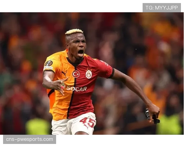 特写：奥斯梅恩进球后展示印有患病儿童名字的T恤